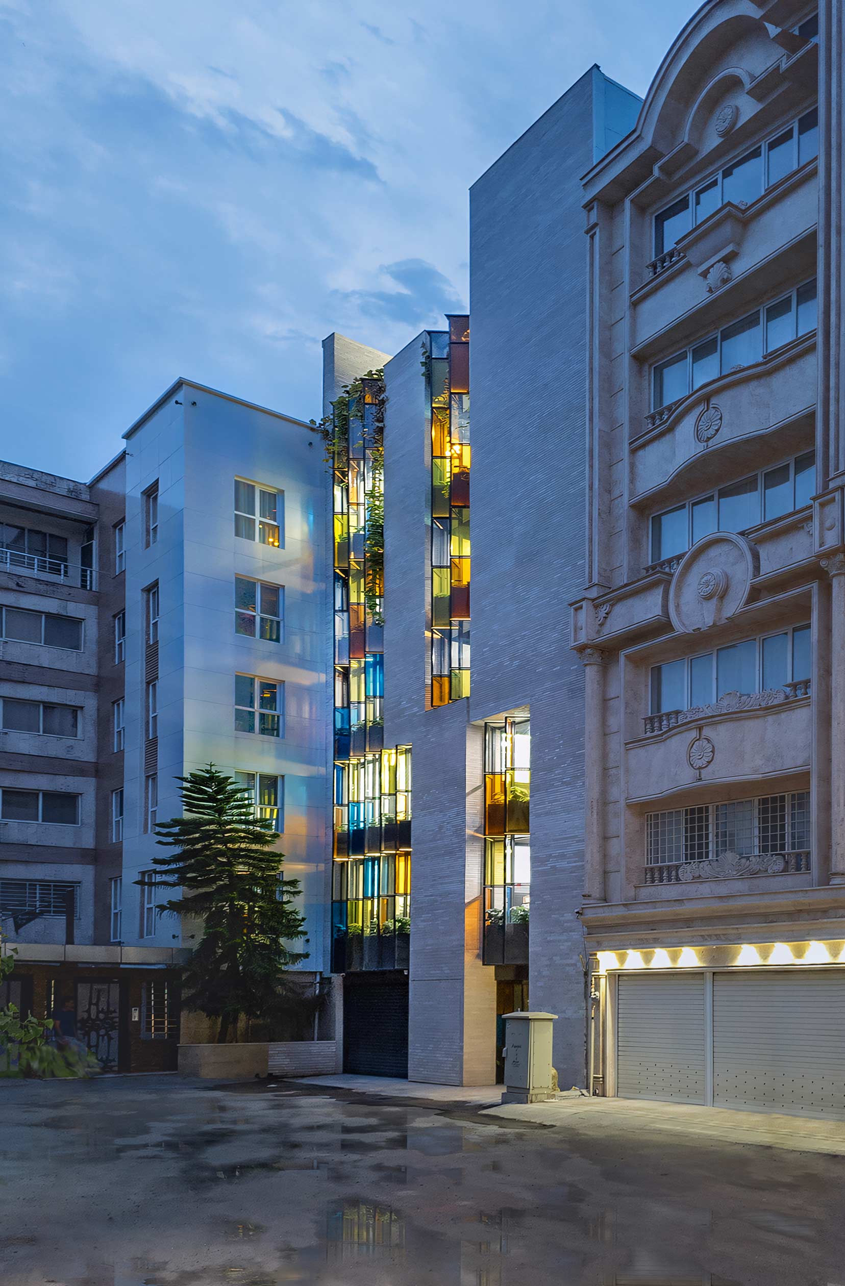 front facade night, the Jameh-Chin (Pleated Veil) Apartment,100 St, Rasht, Iran